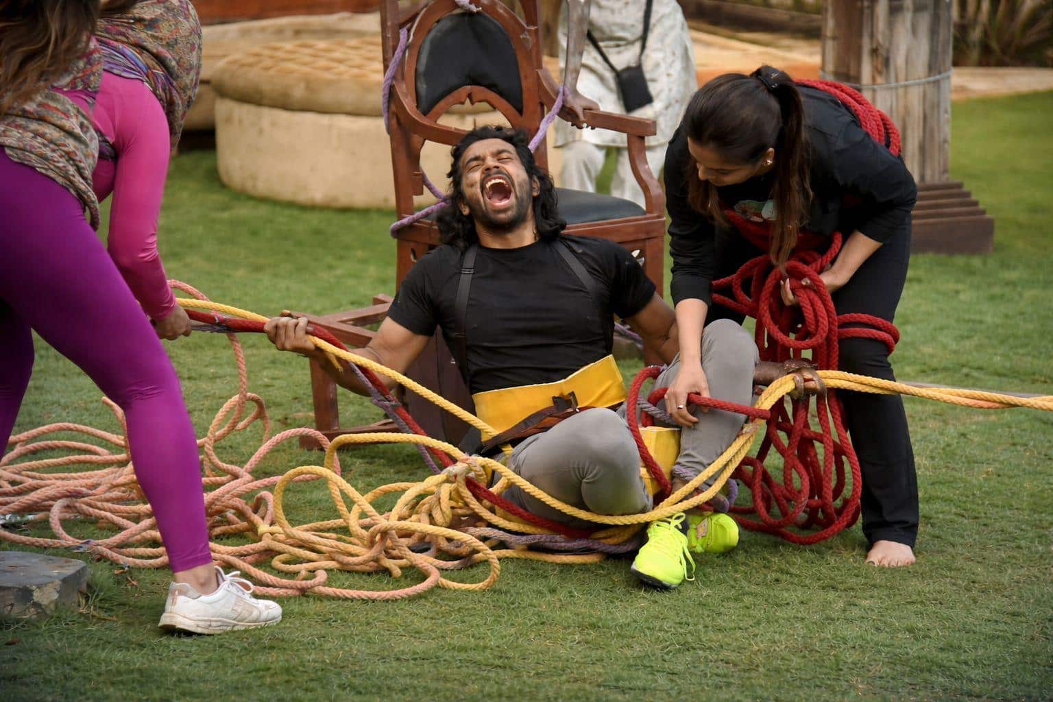 Bigg Boss Marathi Session 6: कॅप्टन्सी टास्कमध्ये दोऱ्यांमध्ये अडकला संकेत; 'त्याच्या गळ्यात दोरी अडकलीय!', राखी ओरडली, बिग बॉसनं थांबवला टास्क