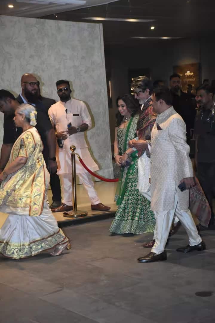 અમિતાભ બચ્ચન સૂટ અને કાશ્મીરી શૉલ સાથે જોવા મળ્યા હતા, જ્યારે જયા બચ્ચન ક્રીમ અને ગોલ્ડન કલરની સાડીમાં સજ્જ હતા.