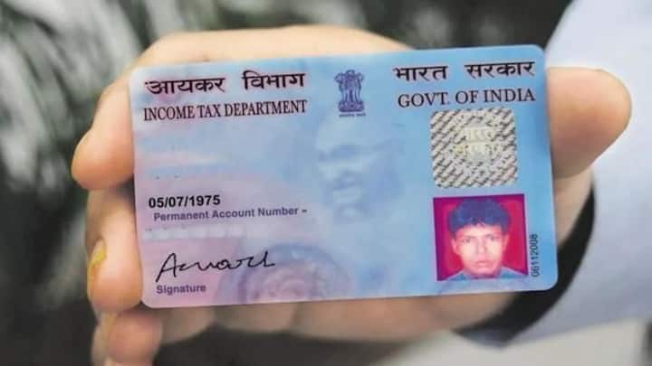 সোশ্যাল মিডিয়ায় ডকুমেন্টস এর ছবি শেয়ার করাটাও ঝুঁকিপূর্ণ হতে পারে। অনেকে অজান্তে আধার বা প্যানের ছবি কোনো ফর্ম বা পোস্টে দিয়ে দেন। এমন অবস্থায় যে কেউ সেই ছবি ডাউনলোড করে তাতে থাকা তথ্যের অপব্যবহার করতে পারে।