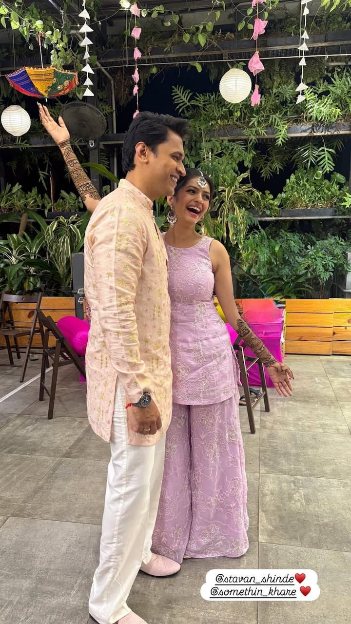 अलिकडेच मराठी इंडस्ट्रीतील अपूर्व नेमळेकर आणि रेवती लेले विवाह बंधनात अडकले. दोघांच्या लग्नाचे फोटो सोशल मीडियात व्हायरल  होत आहे. अशातच आणखी एका गीतकाराच्या लेकीचं लग्न ठरलं.  तिचा मेहंदी  सोहळा नुकताच पार पडला.
