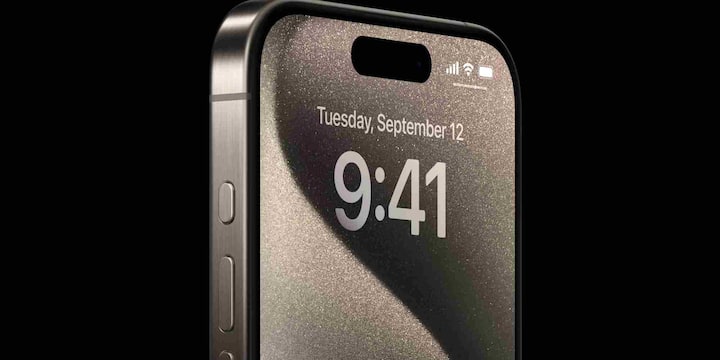 iPhone 15 में 6.1 इंच का सुपर रेटिना XDR डिस्प्ले दिया गया है जिसमें डायनैमिक आइलैंड फीचर मिलता है. यह फीचर नोटिफिकेशन और ऐप एक्टिविटी को अलग अंदाज में दिखाने के लिए जाना जाता है. फोन में Apple A16 Bionic चिपसेट का इस्तेमाल किया गया है जो तेज परफॉर्मेंस और बेहतर पावर एफिशिएंसी के लिए जाना जाता है.