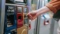 ATM मशीन में फंस जाए डेबिट कार्ड तो करें ये काम, नोट कर लीजिए पूरा प्रॉसेस