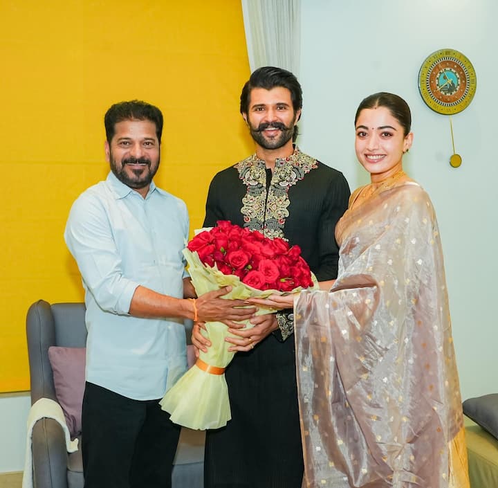 Vijay Deverakonda Rashmika Reception Photos: విజయ్ దేవరకొండ, రష్మిక మందన్నా వివాహం ఇటీవల జరిగిన సంగతి తెలిసిందే. ఉదయ్‌పూర్‌లో పెళ్లి తర్వాత హైదరాబాద్‌లో రిసెప్షన్ జరిగింది. తమ వివాహ వేడుకలకు తెలంగాణ ముఖ్యమంత్రి రేవంత్ రెడ్డిని ఆహ్వానించారు. అయితే ఆయనకు హాజరు కావడం కుదరలేదు. అందుకని, గురువారం రాత్రి విజయ్ దేవరకొండ - రష్మిక ఇంటికి వెళ్లి శుభాకాంక్షలు తెలిపారు రేవంత్.