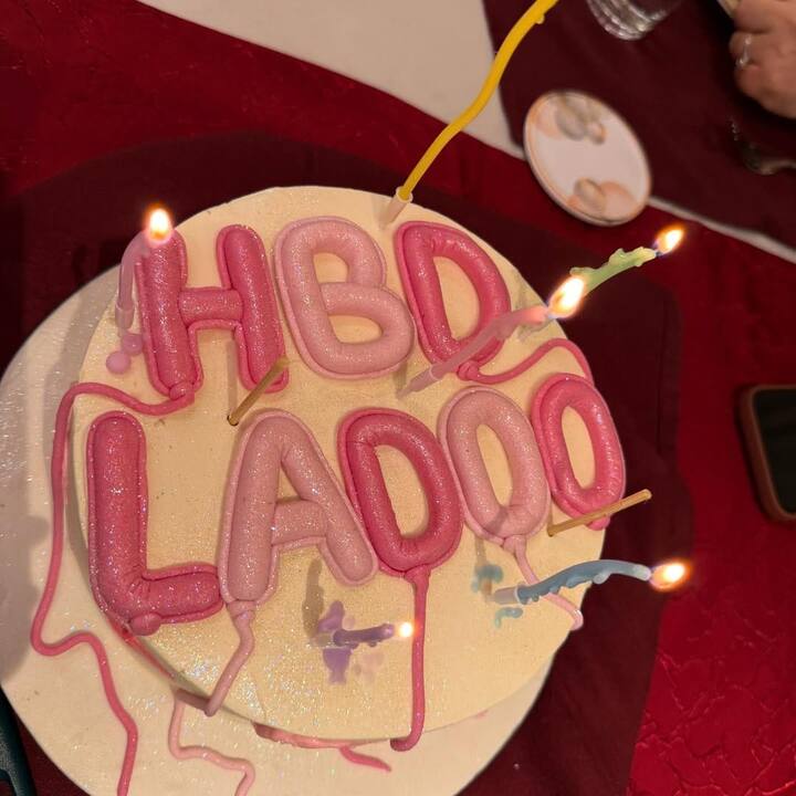 इस फोटो में जाह्नवी ने एक केक की फोटो डाली है, जिसमें HBD Ladoo लिखा है और उस पर मोमबत्ती जल रही है.