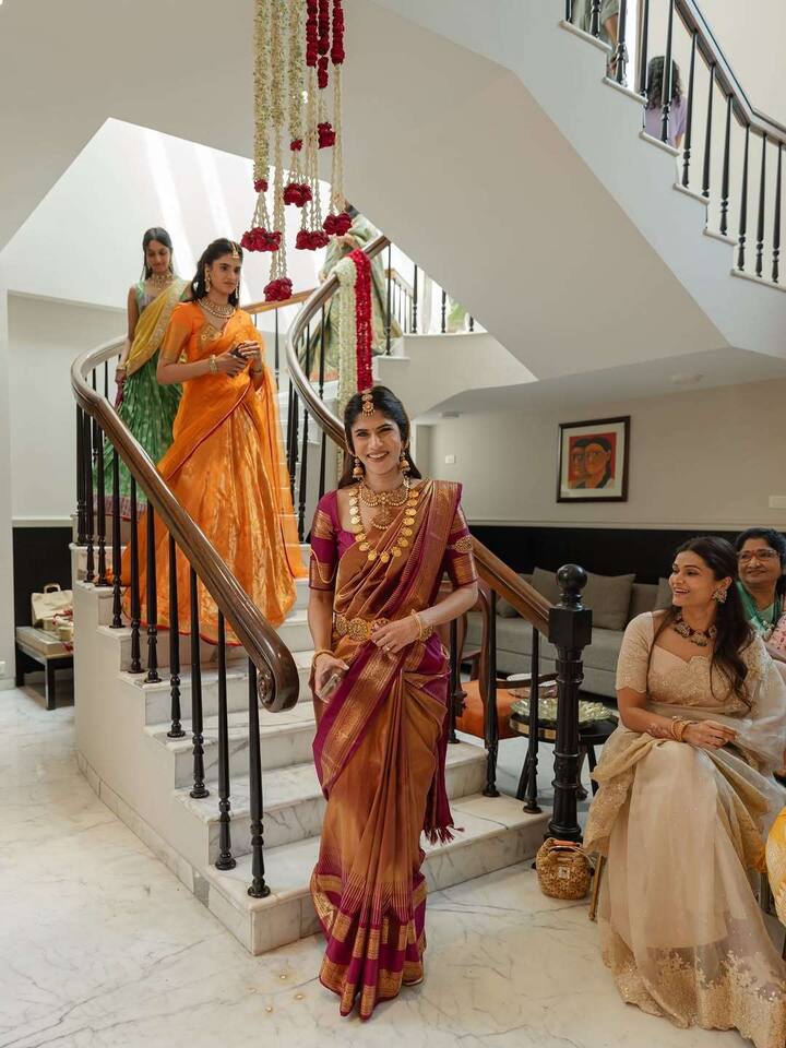 అల్లు శిరీష్ నయనికల వివాహం ఘనంగా సాగుతోంది. నూతన వధూవరులకు మంగళ స్నానం దగ్గర నుంచీ ప్రతిదీ వైభవంగా చేశారు.