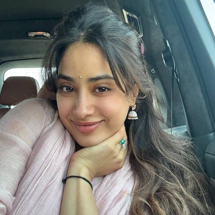 इस तस्वीर में जाह्नवी हल्के गुलाबी रंग के कुर्ता सेट में दिखाई दे रही है. कानों में व्हाइट कलर के छोटे झुमके और बिंदी में वह बहुत खूबसूरत लग रही हैं.