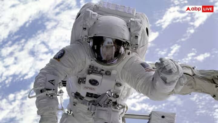 Dead Body Space: અવકાશમાં પૃથ્વી કરતાં સંપૂર્ણપણે અલગ વાતાવરણ છે. ત્યાં હવા નથી, વાતાવરણીય દબાણ નથી અને અત્યંત ઊંચું તાપમાન નથી. આ કઠોર પરિસ્થિતિઓમાં મૃત શરીર કેવી રીતે વિઘટિત થાય છે? ચાલો આ પ્રશ્નનો જવાબ શોધીએ.  પૂરતા હવાના દબાણના અભાવે પાણી અને લોહી જેવા શરીરના ઇંધણ ઝડપથી બાષ્પીભવન થાય છે. આનાથી શરીર સુકાઈ જાય છે અને સંકોચાઈ જાય છે. આ કુદરતી શબપરીરક્ષણ જેવી પ્રક્રિયા છે. ભેજ વિના વિઘટન સામાન્ય રીતે થઈ શકતું નથી.