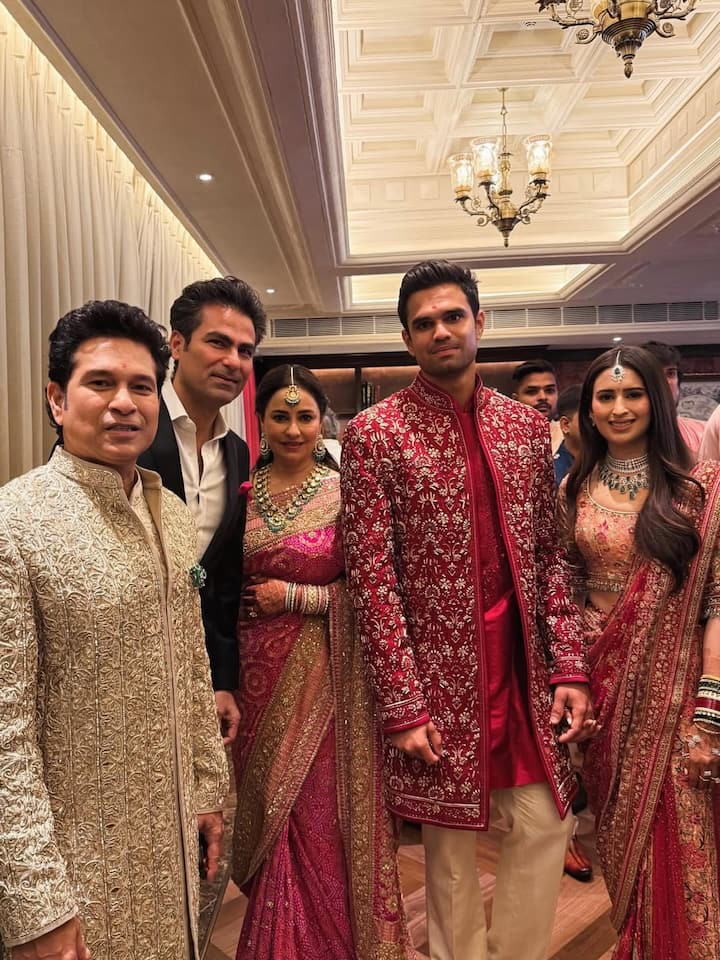 बता दें शादी में कई सेलेब्स ने शिरकत की. सोशल मीडिया पर सितारों की फोटोज भी जमकर वायरल हो रही है.