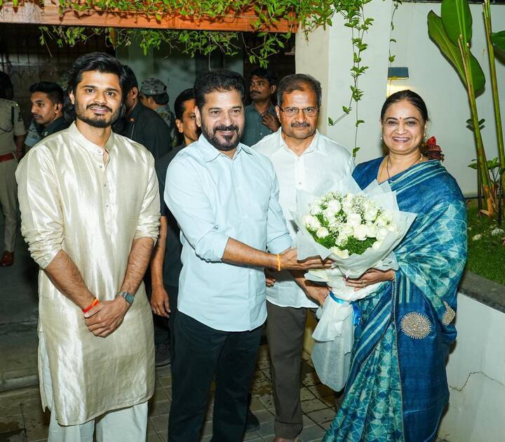 విజయ్ దేవరకొండ తల్లిదండ్రులు గోవర్ధన్ రావు, మాధవి... తమ్ముడు ఆనంద్ దేవరకొండతో రేవంత్ రెడ్డి.