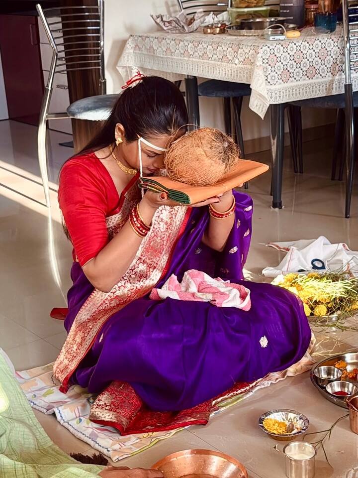 सिनेसृष्टीत सध्या अनेक कलाकारांची लगीनघाई सुरु आहे.   अशातच आई कुठे काय करते, या मालिकेतून प्रकाशझोतात आलेली अभिनेत्री अपूर्वा गोरे लवकरच लग्नाच्या बेडीत अडकणार आहे.  तिच्या लग्ना आधीच्या विधींचे फोटो सोशल मीडियात व्हायरल होत आहे.