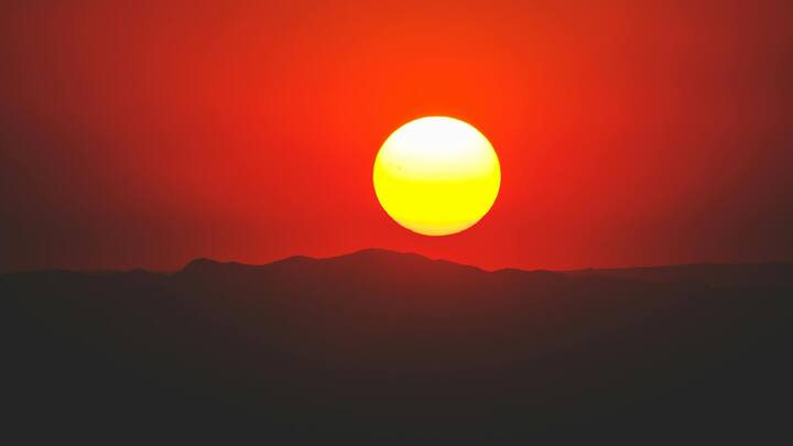 ২০২৬ সালের মার্চ মাসে সূর্যের গতিপথ বেশ কয়েকবার পরিবর্তিত হবে। এই মাসে, সূর্য কেবল একবার বা দু'বার নয়, বরং তিনবার নক্ষত্র পরিবর্তন করবে, যা সমস্ত রাশিচক্রকে প্রভাবিত করবে। সূর্যের এই নক্ষত্র পরিবর্তন কখন ঘটবে এবং এর প্রভাব কখন হবে তা জানুন।