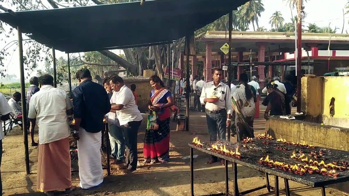 குச்சனூர் சனிப்பெயர்ச்சி: சனி தோஷம் நீங்க வேண்டுமா? சுயம்பு சனீஸ்வரர் கோவிலில் குவிந்த பக்தர்கள்!