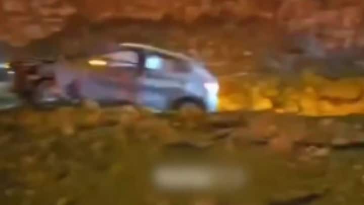 প্রাথমিক ধাক্কা কাটিয়ে উঠলে দেখা যায়, গর্তের উপর গাড়িটির পিছনের অংশ একেবারে হেলে রয়েছে। গাড়িটির এদিক ওদিক টোল খেয়ে গেলেও, তেমন বড় ক্ষতি হয়নি। আগুনও ধরেনি গাড়িটিতে।