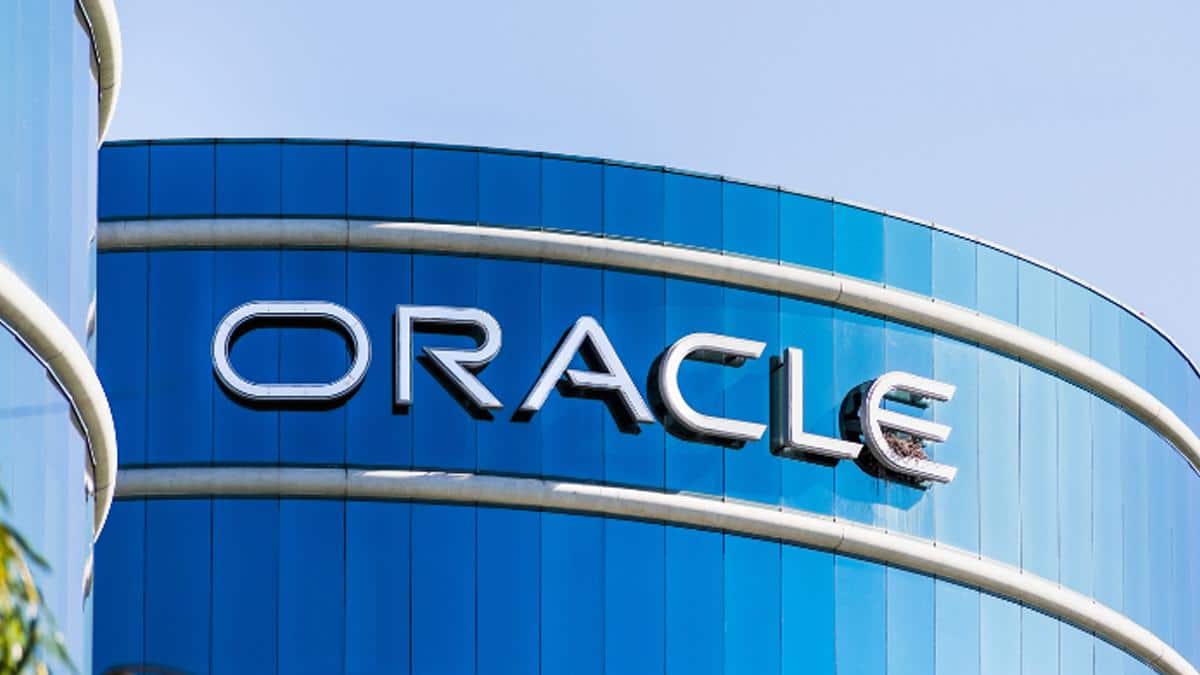 AI-யின் ஆதிக்கம்: Oracle-ன் அதிரடி நடவடிக்கை! 30,000 ஊழியர்கள் பணிநீக்கம்? அதிர்ச்சியில் Tech உலகம்!