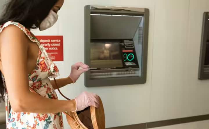 ਜੇਕਰ ਤੁਹਾਡਾ ਕਾਰਡ ਕਿਸੇ ATM ਮਸ਼ੀਨ ਵਿੱਚ ਫਸ ਜਾਂਦਾ ਹੈ, ਤਾਂ ਪਹਿਲਾਂ ਆਪਣੇ ਬੈਂਕ ਦੀ ਗਾਹਕ ਸੇਵਾ ਨੂੰ ਕਾਲ ਕਰੋ। ਬੈਂਕ ਨੂੰ ATM ਮਸ਼ੀਨ ਅਤੇ ਇਸਦੀ ਸਥਿਤੀ ਬਾਰੇ ਸੂਚਿਤ ਕਰੋ। ਤੁਹਾਨੂੰ ATM ਨੰਬਰ, ਸਥਾਨ ਅਤੇ ਸਮਾਂ ਵਰਗੇ ਵੇਰਵੇ ਵੀ ਪ੍ਰਦਾਨ ਕਰਨੇ ਚਾਹੀਦੇ ਹਨ।