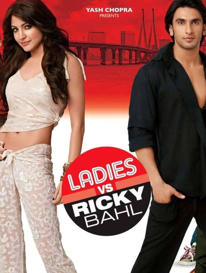 लेडीज वर्सेज रिकी बहल (2011) - इस रोमांटिक-कॉमेडी फिल्म में रणवीर सिंह ने रिकी बहल नाम के ऐसे इंसान का किरदार निभाया है, जो अलग-अलग महिलाओं को धोखा देकर पैसे ठगता है. लेकिन कहानी तब दिलचस्प हो जाती है जब उसकी पुरानी शिकार महिलाएं मिलकर उसे सबक सिखाने की प्लानिंग करती हैं.