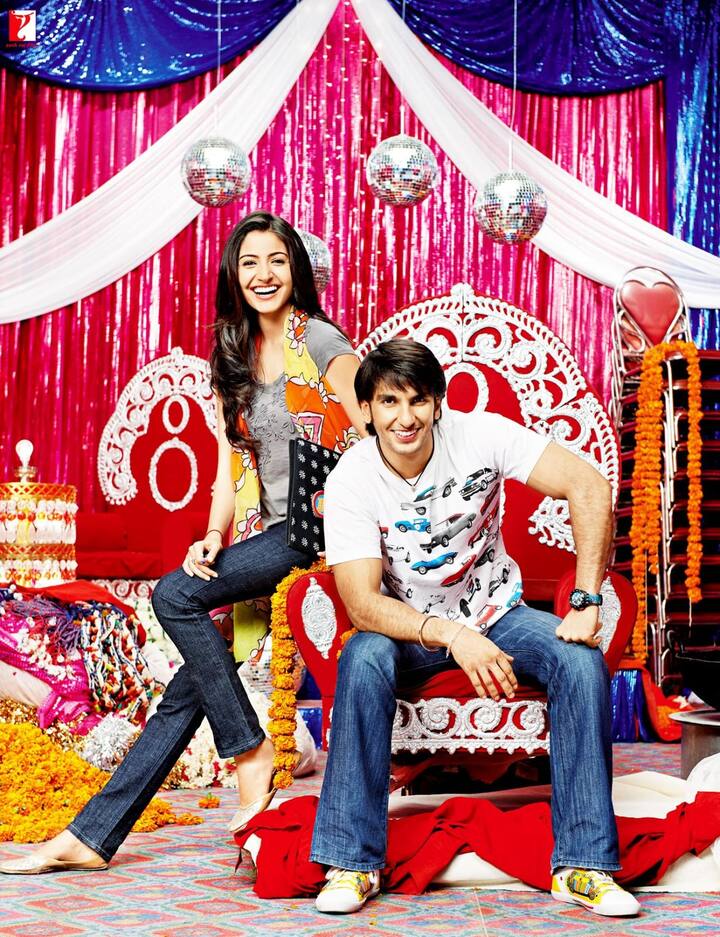 बैंड बाजा बारात (2010) - यह रणवीर सिंह के करियर की पहली फिल्म थी, जिसने उन्हें बॉलीवुड में पहचान दिलाई. निर्देशक मनीष शर्मा की इस रोमांटिक कॉमेडी में उन्होंने बिट्टू शर्मा का किरदार निभाया था, जो दिल्ली में वेडिंग प्लानिंग का बिजनेस शुरू करता है. फिल्म में उनके साथ अनुष्का शर्मा नजर आई थी.