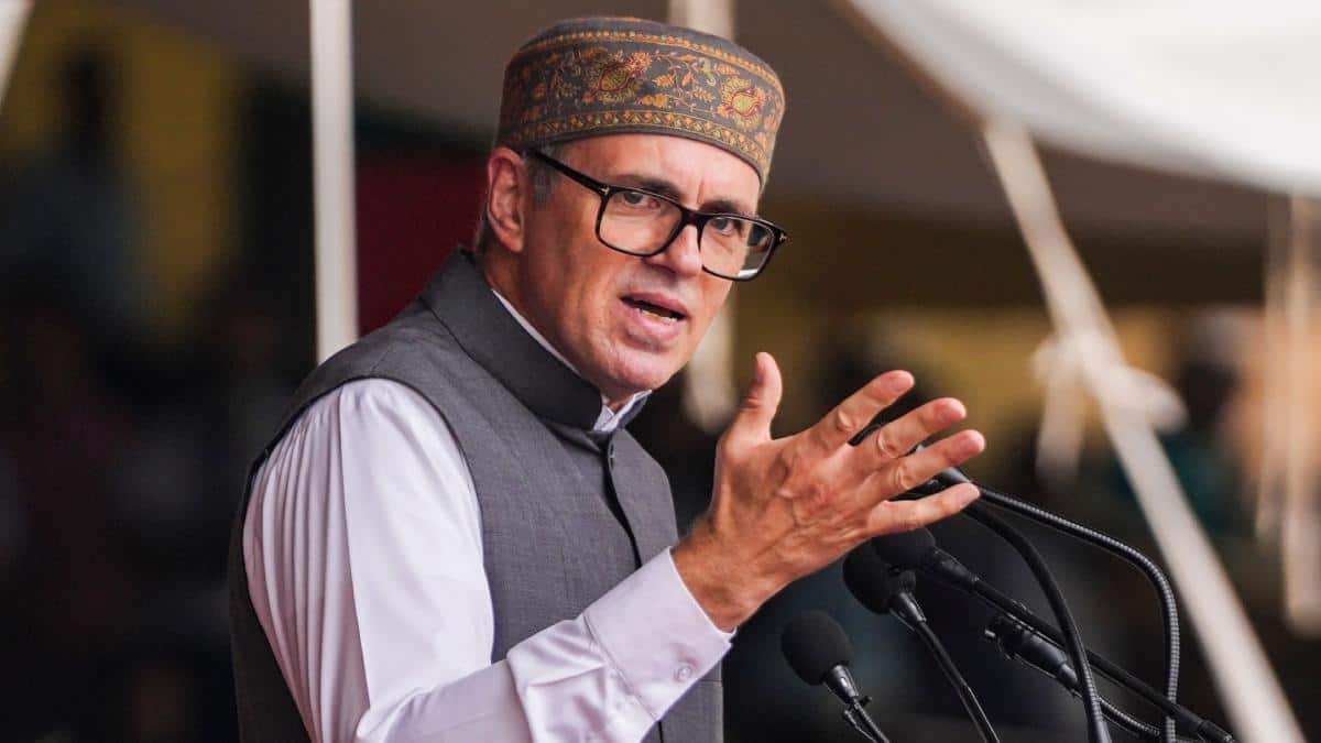 ईरान और इजरायल युद्ध पर CM उमर अब्दुल्ला का बड़ा बयान, \'हवाई बमबारी से सत्ता परिवर्तन...\'