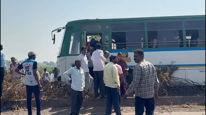 दरम्यान, यातील एका महिला प्रवाशाला किरकोळ दुखापत, झाली असून इतर सर्व प्रवासी सुरक्षित असल्याची माहिती आहे.