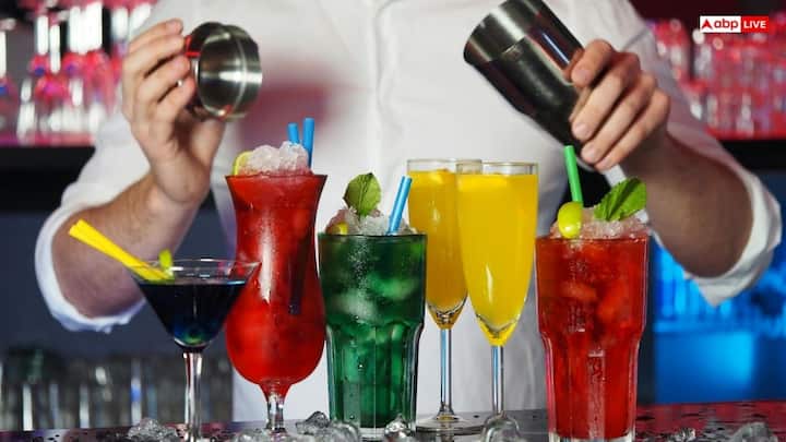 सऊदी अरब में दशकों से शराब पर पूरी तरह से प्रतिबंध था. लेकिन देश के विजन 2030 टूरिज्म प्लान के तहत सरकार कुछ खास लग्जरी टूरिस्ट जोन, 5 स्टार होटल और हाई एंड रिसोर्ट में शराब की इजाजत देने की योजना बना रही है. यह छूट सिर्फ गैर मुस्लिम विदेशी टूरिस्ट और बाहर से आए लोगों पर ही लागू होगी.