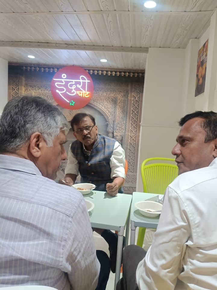 अशातच शिवसेना ठाकरे गटाचे खासदार संजय राऊत आणि मनसे नेते संदीप देशपांडे यांची अचानक भेट झाल्याने राजकीय वर्तुळात चर्चा सुरू झाली आहे.