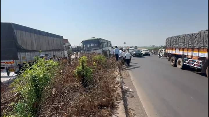 Kolhapur Accident News: कोल्हापूर जिल्ह्यातील पुणे बेंगलोर हायवेवर एक विचित्र अपघाताची घटना घडली आहे.