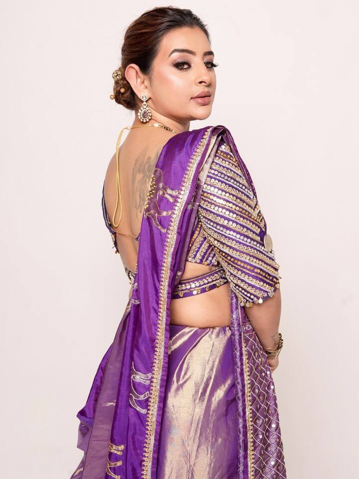 અભિનેત્રી અંકિતા ઈન્સ્ટાગ્રામ પર ઘણી એક્ટિવ રહે છે.ચાહકો તેની એક ઝલક મેળવવા આતુર રહે છે. તેના ઇન્સ્ટાગ્રામ એકાઉન્ટ પર તેના 4.9 મિલિયન ફોલોઅર્સ છે.