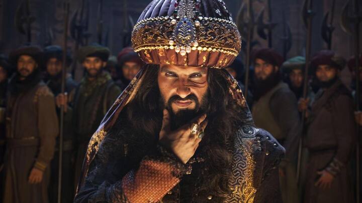 Padmavat (2018) - Ranveer Singh played the role of Alauddin Khilji in this film of director Sanjay Leela Bhansali. This character is one of the most different and impressive roles of his career. His character surprised the audience. Deepika Padukone and Shahid Kapoor were also in important roles in the film.