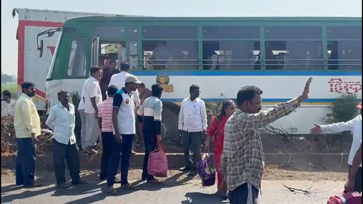 यात बसचा टायर फुटल्याने बस थेट हायवेवरील डिव्हायडरवर जाऊन आदळलीय. यावेळी बसमध्ये 21 प्रवासी प्रवास करत होते.