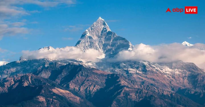 कौसानी हिमालय की तलहटी में एक छोटा सा हिल स्टेशन है. यहां के सीन किसी पोस्टकार्ड से कम नहीं हैं. यहां दिल्ली से यात्रा करना आसान है. यहां एक दिन का खर्च लगभग 1,500 रुपये, यहां टूर पैकेज की जरूरत नहीं, ऑनलाइन जानकारी देखकर खुद घूम सकते हैं.