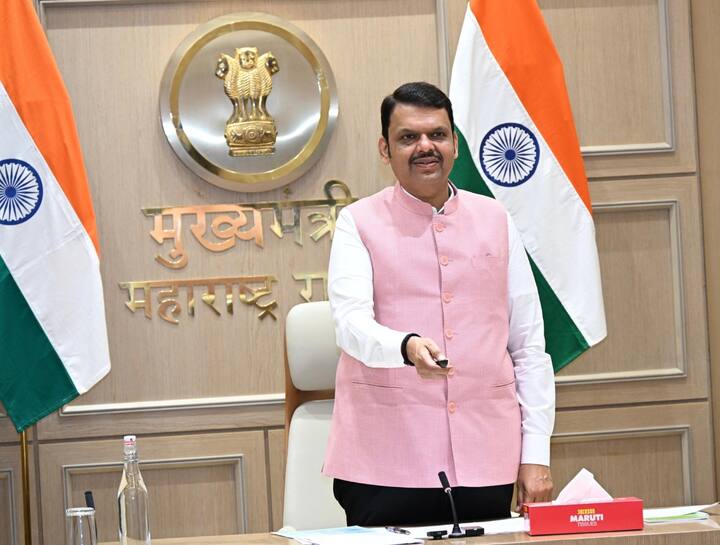 सध्या झपाट्यानं वाढणाऱ्या पुणे शहरात वाहतूक कोंडीची मोठी समस्या असून राज्यकर्ते या वाहतूक कोंडीपासून सुटकेसाठी प्रयत्नशील आहेत. दिवंगत उपमुख्यमंत्री अजित पवार हे अधिक प्रयत्नशील होते. मात्र, त्यांचे दुर्दैवी निधन झाले. आता, त्यांनीच मांडलेल्या संकल्पनेतून पुण्यात डबल डेकर पुल साकारला आहे.