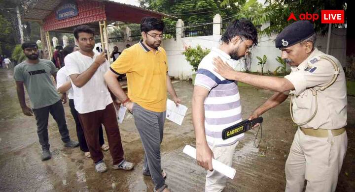 JEE Advanced 2026 की परीक्षा 17 मई 2026 (रविवार) को आयोजित की जाएगी. यह परीक्षा पूरी तरह कंप्यूटर आधारित (CBT) होगी. परीक्षा दो सत्रों में होगी और दोनों पेपर देना जरूरी होगा. पेपर 1 का समय सुबह 9:00 बजे से दोपहर 12:00 बजे तक और पेपर 2 का समय दोपहर 2:30 बजे से शाम 5:30 बजे तक है. हर पेपर की अवधि 3 घंटे होगी. दोनों पेपर में भौतिकी, रसायन विज्ञान और गणित से प्रश्न पूछे जाएंगे.