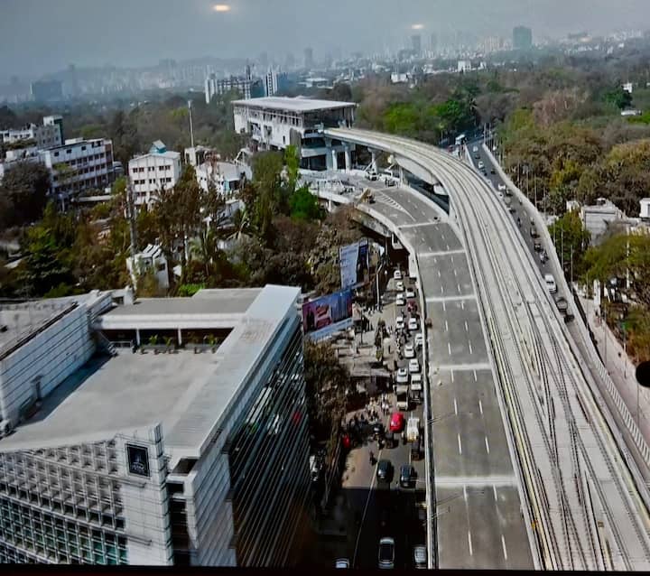 मेट्रो मार्गिका आणि उड्डाणपूल अशा एकत्रित स्वरूपामुळे या चौकातील सिग्नलवरील ताण कमी होऊन वाहतुकीचा वेग वाढण्यास मदत होणार आहे. परिणामी, विद्यापीठ रस्ता, पाषाण व बाणेर परिसरातील नागरिकांचा प्रवासाचा वेळ मोठ्या प्रमाणात वाचणार आहे.
