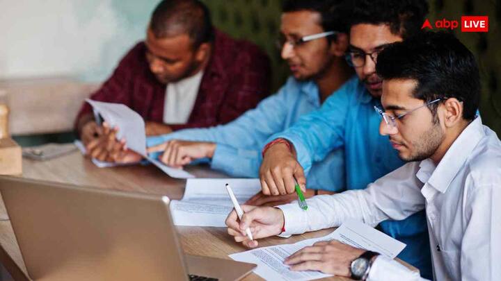 आवेदन प्रक्रिया के दौरान उम्मीदवारों को कुछ जरूरी डॉक्यूमेंट अपलोड करने होंगे, जैसे पासपोर्ट साइज फोटो, हस्ताक्षर, शैक्षणिक प्रमाण पत्र, अन्य जरूरी डॉक्यूमेंट. सभी डॉक्यूमेंट सही फॉर्मेट और साइज में अपलोड करना जरूरी है.
