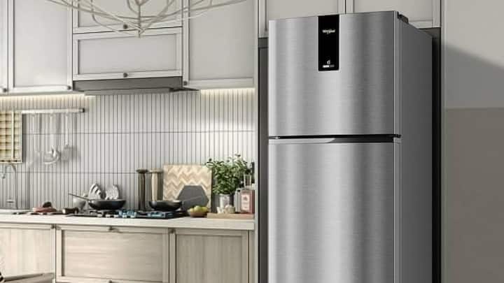 જેવી ગરમી વધવા લાગે એટલે સૌથી પહેલું કામ અંદરનું તાપમાન ચકાસવાનું છે. નિષ્ણાતોના મતે, ગરમીની ઋતુમાં કુલિંગ સેટિંગને મધ્યમથી થોડું વધારે રાખવું જોઈએ. કેટલાક લોકો ઠંડક મેળવવાની લ્હાયમાં તાપમાન એકદમ નીચું કરી દે છે, જેનાથી બરફ વધુ જામી જાય છે અને વીજળીનું બિલ પણ 2 ગણું આવવાની શક્યતા રહે છે. તેથી સંતુલિત તાપમાન રાખવું જ હિતાવહ છે.