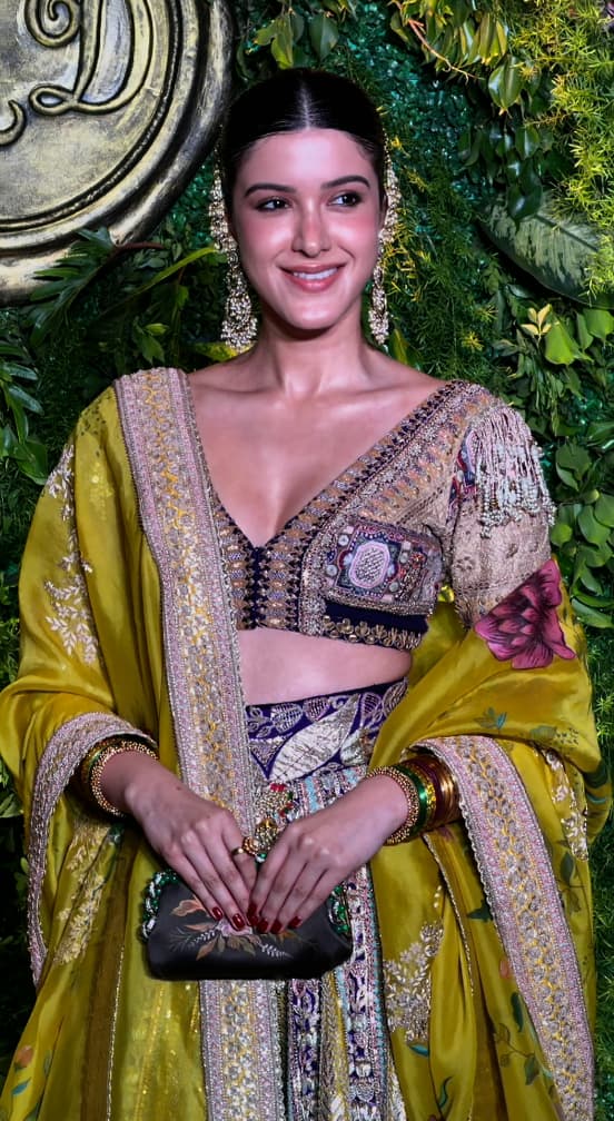 Shanaya Kapoor chose a mustard yellow shade lehenga for this wedding, with which she wore big ear chain earrings. Her look was complemented by her matching bangles.