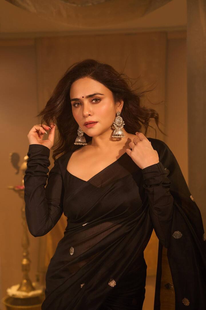 फॅशन आणि पारंपरिक साड्यांबद्दल असलेली आवड लक्षात घेऊन हा ब्रँड सुरू केल्याचा तिने सांगितलं. अमूल्य माझं बाळ आहे, माझ्यावर जितकं प्रेम केलं तितकं या बाळावरही कराल असं म्हणत तिने एक व्हिडिओ पोस्ट केला आहे.