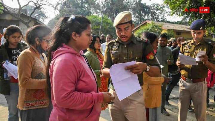 JEE Advanced 2026 के लिए आवेदन शुल्क श्रेणी के अनुसार अलग-अलग होगा. भारत में परीक्षा देने वाले महिला उम्मीदवार (सभी श्रेणियां) के लिए1600, SC, ST और दिव्यांग उम्मीदवार के लिए 1600 और अन्य सभी उम्मीदवार के लिए 3200 है. वहीं विदेशी उम्मीदवारSAARC देशों के लिए 100 अमेरिकी डॉलर और गैर-SAARC देशों के लिए 200 अमेरिकी डॉलर है.  यह परीक्षा भारत के कई शहरों और कुछ विदेशी देशों में आयोजित की जाएगी. उम्मीदवार आवेदन करते समय अपनी पसंद का परीक्षा शहर चुन सकते हैं.