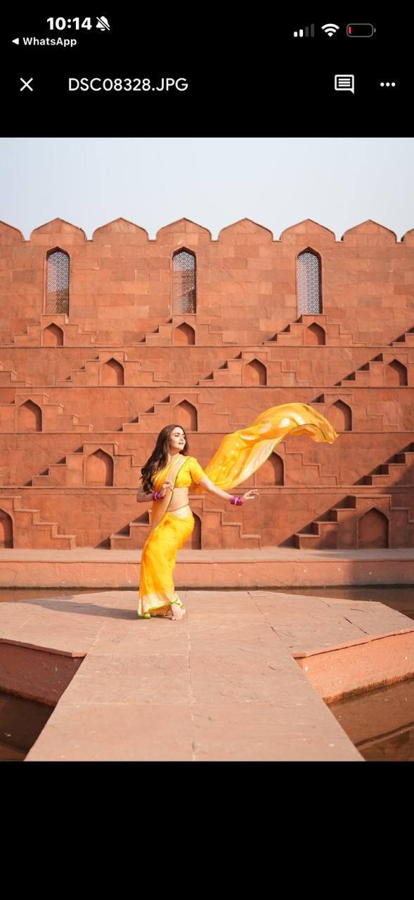 अमृताच्या या साडी ब्रँडच नाव 'अमूल्य ' असं आहे. ती म्हणाली माझ्यासाठी साडी कधीच फक्त एक कपडा नव्हता. ती एक भावना आठवण आणि ओळख घेऊन येते.