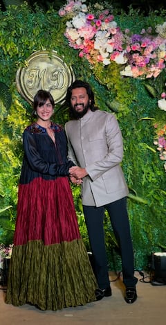 शादी में साथ पहुंचें आमिर खान और गौरी, हाथों में हाथ डालकर दिया पोज, सलमान समेत ये सेलेब्स भी हुए शामिल