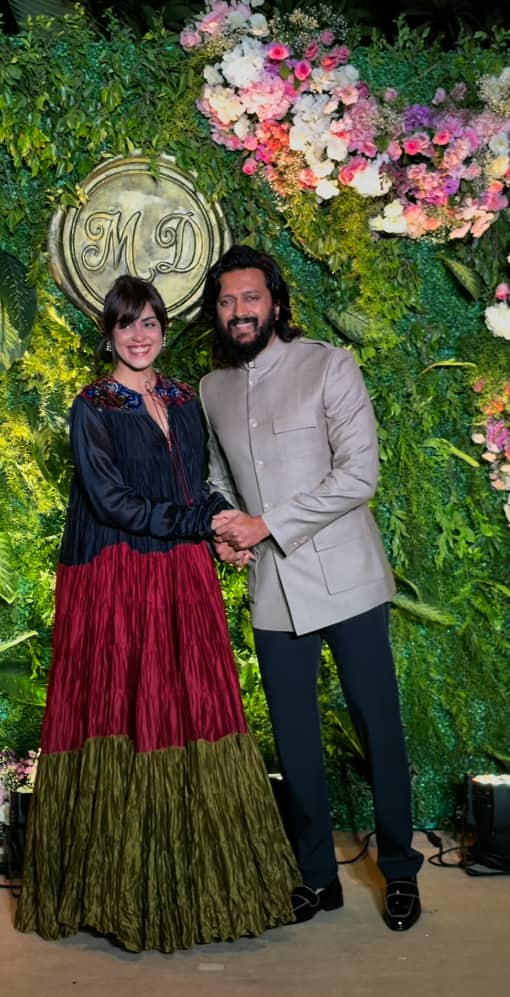 इस वेडिंग रिसेप्शन में रितेश अपनी पत्नी जनेलिया के साथ पहुंचे. दोनों में मीडिया के सामन बहुत खुशी- खुशी पोज दिए. एक्ट्रेस ने इस दौरान अम्ब्रेला गाउन पहनी थी जिसमें वो बहुत प्यारी लगीं. तो वहीं रितेश भी ग्रे कलर के बंदगला सूट में आए.