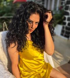 कर्ली हेयर और मिनी ड्रेस में छाईं कविता कौशिक, सिंपल लुक में दिखा ग्लैमरस अंदाज