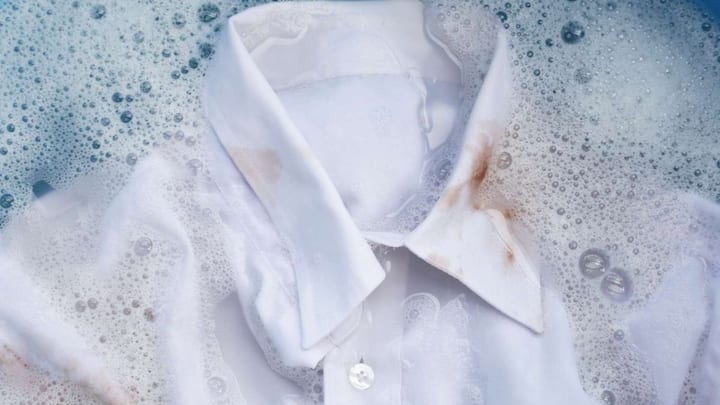 టీ, తుప్పు, గ్రీజు, నూనె లేదా చెమట మరకలు త్వరగా పోవు. సరైన పద్ధతిని ఉపయోగిస్తే ఇంట్లో ఉండే కొన్ని సాధారణ వస్తువులతో కూడా ఈ మరకలను సులభంగా తొలగించవచ్చు. కాబట్టి బట్టలపై మొండి మరకలు ఏర్పడితే వాటిని 2 నిమిషాల్లో ఎలా తొలగించవచ్చో చూసేద్దాం.