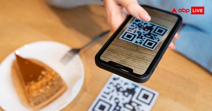 बहुत से ठग लोगों को यह कहकर QR Code स्कैन करवाते हैं कि इससे पैसे आपके खाते में आएंगे, लेकिन असल में ऐसा नहीं होता, QR Code स्कैन करने पर अक्सर पैसे भेजने का अनुरोध होता है. इसलिए अगर कोई कहे कि पैसे पाने के लिए QR Code स्कैन करें, तो सावधान रहें.