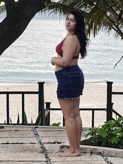 Poonam Bajwa Photo: બીચ કિનારે શોર્ટ્સમાં હોટ લાગી પૂનમ બાજવા, જુઓ તસવીરો