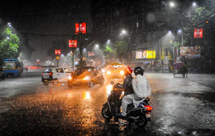 বাকি জেলাগুলোতেও আংশিক মেঘলা আকাশ তার সঙ্গে সঙ্গে দু-এক পয়সা হালকা বৃষ্টিপাত সম্ভাবনা রয়েছে। উত্তরবঙ্গের ক্ষেত্রে মূলত ওপরের অংশে, আগামী ২৪ ঘণ্টায় মালদা, উত্তর ও দক্ষিণ দিনাজপুর দার্জিলিং-এ বজ্রবিদ্যুৎসহ হালকা থেকে মাঝারি বৃষ্টির সম্ভাবনা।