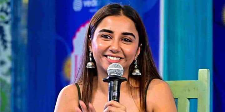 प्राजक्ता कोली जिन्हें MostlySane के नाम से भी जाना जाता है, कॉमेडी कंटेंट के लिए काफी मशहूर हैं. उनके वीडियो रोजमर्रा की जिंदगी से जुड़े मजेदार अनुभवों पर आधारित होते हैं जिन्हें युवा काफी पसंद करते हैं. सोशल मीडिया पर लोकप्रियता मिलने के बाद उन्होंने फिल्मों और वेब सीरीज में भी काम करना शुरू किया. इसके अलावा वे कई सामाजिक अभियानों से भी जुड़ी रही हैं.
