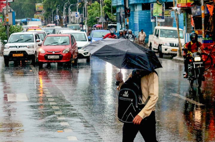 কলকাতা ও পার্শ্ববর্তী অঞ্চলের জন্য আজকে বিকেল বা সন্ধ্যের দিকে হালকা থেকে মাঝারি বৃষ্টিপাতের সম্ভাবনা রয়েছে আর আংশিক মেঘলা আকাশ থাকবে। আগামী কাল তাই আংশিক মেঘলা আকাশ। সন্ধ্যার বা দুপুরের দিকে হালকা বৃষ্টিপাতের সম্ভাবনা রয়েছে .