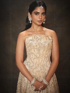 Isha Ambani Photos: 800 करोड़ की मालकिन ईशा अंबानी का रॉयल अंदाज, ऑफ-शोल्डर कॉर्सेट ड्रेस में दिखीं बेहद खूबसूरत