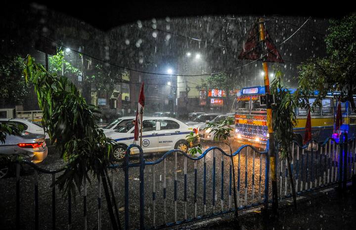হাওড়া, হুগলি, উত্তর ২৪ পরগনায় বিক্ষিপ্তভাবে বৃষ্টি হতে পারে আংশিক মেঘলা আকাশ থাকবে। উত্তরবঙ্গের নিম্নচাপ অক্ষরেখার কারণেই বৃষ্টি হচ্ছে তার সঙ্গে পশ্চিমে ঝঞ্ঝা প্রবেশ করবে দুদিন পর থেকে।